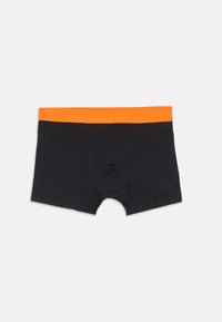 Boxers en coton noir avec une ceinture élastique orange, dotés d'une poche profilée et de coutures renforcées pour plus de durabilité.