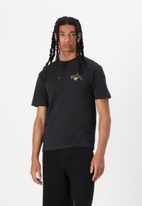 Zwarte katoenen t-shirt met een ronde hals, korte mouwen en een kleurrijk logo met een grafisch ontwerp op de borst.