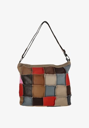 Geantă tote din piele patchwork cu pătrate variate în tonuri de maro, roșu, gri și roz. Prezintă o textură moale și o singură curea neagră pentru umăr.