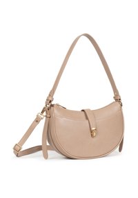 Beige leren schoudertas met een gebogen vorm, gouden hardware accenten en een klep-sluiting. Verstelbare schouderband voor veelzijdigheid.