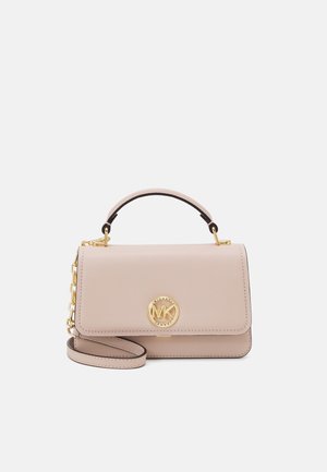 Bolsa de couro rosa com forma estruturada, hardware dourado e um logo redondo. Inclui uma alça superior e uma corrente de ombro destacável.
