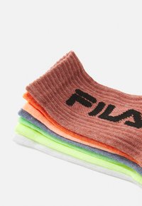 Värika atletiksukad stakituna reas, ribimerkiga tekstuuriga, kus peal on silmapaistav must logo ülemisel sokil. Tekstuuriga kangas mitmes erinevas toonis.