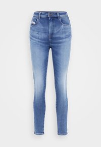 Jeans de mezclilla azul de cintura alta con un diseño ajustado, ligero desgaste, cierre de botón y cremallera, y bolsillos frontales.