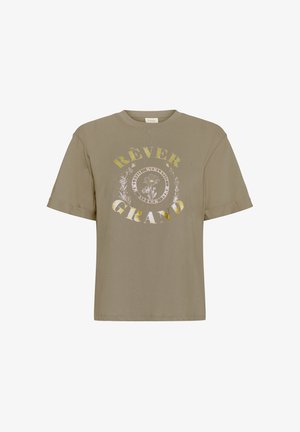 Alyvuogių žalios spalvos trumpomis rankovėmis marškinėliai su šviesiu gėlių piešiniu ir užrašu „RÊVER GRAND“. Minkšta medžiaga ir laisvas siluetas.