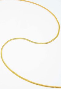 Gul ormlik kedja halsband med en slät, flexibel design. Har en serie av sammankopplade plattor och en polerad yta.