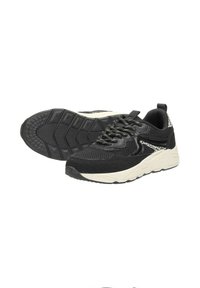 Zwarte mesh sport schoenen met gekorrelde zwarte suede accenten. Voorzien van een chunky crèmekleurige rubberen zool en een gestructureerd vetersysteem.