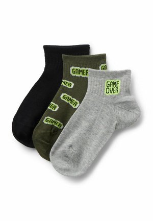 Trzy pary skarpetek do kostek: czarne, oliwkowozielone z napisem "GAMER" oraz szare z napisem "GAME OVER" w stylu pikselowym.
