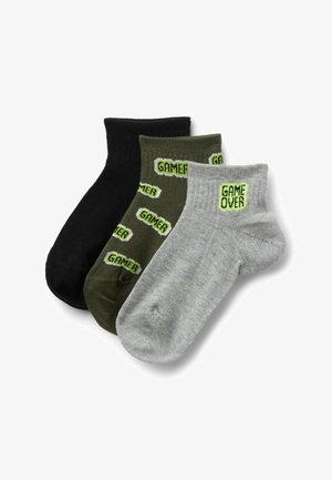Trzy pary skarpetek do kostek: czarne, oliwkowozielone z napisem "GAMER" oraz szare z napisem "GAME OVER" w stylu pikselowym.