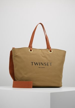 Sac fourre-tout en toile marron avec deux poignées en cuir marron, ferrures dorées, logo TWNSET Milano sur le devant, et bandoulière amovible.