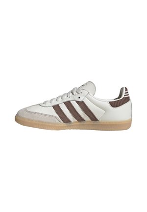 Sneaker bianco basso con strisce in camoscio marrone, suola in gomma e chiusura frontale con lacci, mostrata dal lato esterno.