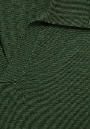 Pulover tricotat verde închis, cu decolteu în V. Textura materialului este netedă, cu un model fin în dungi și tiv drept.