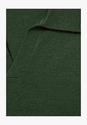 Tamnozeleni pleteni pulover s V-izrezom. Tkanina je glatka s finim rebrastim uzorkom i ravnim rubom.