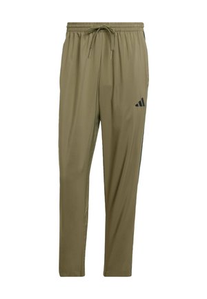 Pantaloni atletici de culoare verde măsliniu, confecționați dintr-un material ușor, având un elasticon la talie cu șnur și un logo negru pe piciorul stâng.