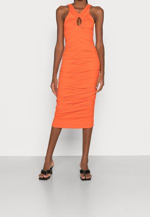 Orangen geripptes Midi-Kleid mit Schlüssel Ausschnitt, figurnaher Form, strukturiertem Stoff und Rüschendetails, kombiniert mit schwarzen Blockabsatzsandalen.