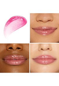Echantillon de gloss à lèvres rose clair avec paillettes, accompagné de gros plans de trois paires de lèvres dans différentes teintes de peau, mettant en valeur des finitions brillantes.