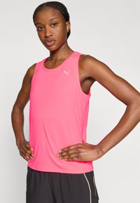 Φωτεινό ροζ αθλητικό τοπ χωρίς μανίκια με λεία υφή, με μικρό λευκό λογότυπο στο αριστερό στήθος και λεπτομέρειες αντίθετης ραφής.