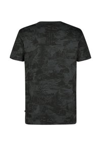 Tmavě šedé tričko s texturovaným vzorem krajiny, který obsahuje stromy a kopce, krátký rukáv a kulatý výstřih.