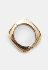 Anello in metallo dorato con una forma quadrata, finitura liscia e un'apertura ampia. I bordi arrotondati e una leggera curvatura sono dettagli notevoli.