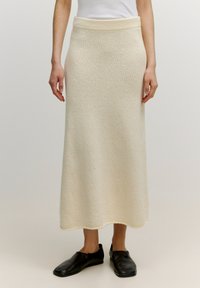 Crème, textuur maxi rok met een brede tailleband, gemaakt van zachte stof, met een subtiel patroon en een rechte silhoutte.