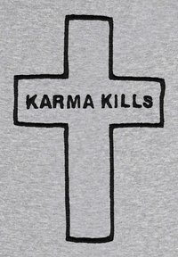 Felpa grigia con un grande ricamo nero a forma di croce, con il testo "KARMA KILLS" centrato all'interno della croce.