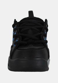 Zapatillas deportivas negras con acentos azules, que cuentan con una suela de goma texturizada y un sistema de cordones prominente, diseñadas para la comodidad y el soporte.