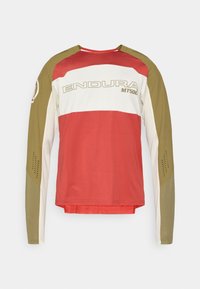 Maglia a maniche lunghe con pannelli rossi, bianchi e verde oliva, con dettagli in rete e logo. Realizzata in tessuto traspirante e testurizzato.