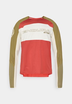 Langsleeve trui met panelen in rood, wit en olijfgroen, voorzien van mesh accenten en branding. Gemaakt van ademend, gestructureerd materiaal.