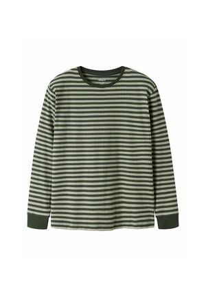 Chemise en maille côtelée à manches longues avec rayures horizontales vertes et grises et poignets et encolure verts unis.