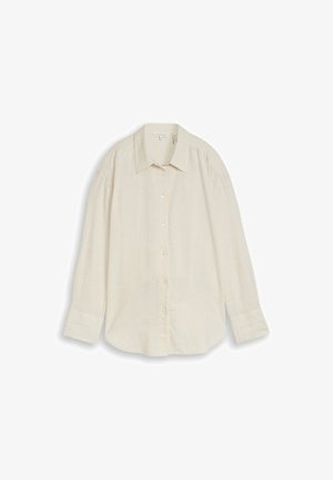 Beżowa koszula z długim rękawem, zapinana na guziki, z subtelnymi pionowymi paskami i ostro zakończonym kołnierzem, ułożona płasko na białym tle.