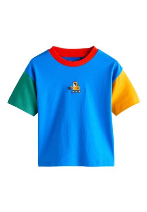 Kinder kurzärmeliges blaues T-Shirt mit grünem linkem Ärmel, gelbem rechtem Ärmel, rotem Halsausschnitt und kleinem Bagger-Grafik in der vorderen Mitte.