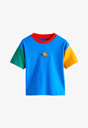 Camiseta azul de manga corta para niños con manga izquierda verde, manga derecha amarilla, cuello rojo y pequeño gráfico de excavadora en el centro del frente.