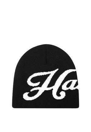 Gorro de punto negro con un gran logotipo blanco en cursiva en la parte delantera.