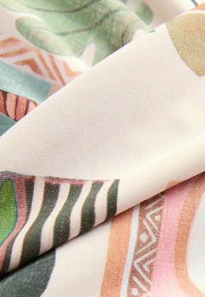 Tessuto a fantasia con colori pastello tra cui verde, rosa e crema. Presenta forme e linee astratte, una texture liscia e una leggera lucentezza.