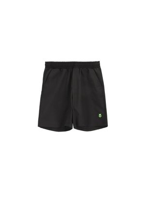 Czarne sportowe szorty z elastycznym pasem, bocznymi kieszeniami i małym zielonym logo na dolnej lewej nodze.