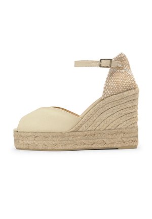 Sandalia espadrille beige con cuña, plataforma tejida, puntera abierta, tira en el tobillo y cierre de hebilla.