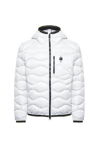 Hvid pufferjakke med en quiltet design, justerbar hætte, frontlynlås, sorte detaljer og en brystlomme med et logo-patch.