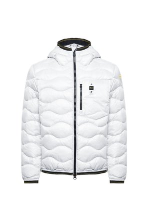 Doudoune blanche avec un design matelassé, capuche ajustable, fermeture éclair à l'avant, accents noirs et poche poitrine avec un patch logo.