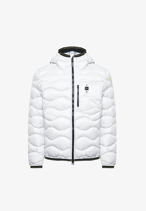 Giacca a vento bianca con design trapuntato, cappuccio regolabile, zip frontale, dettagli neri e tasca sul petto con etichetta del logo.