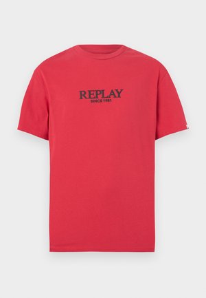 T-shirt in cotone rosso con maniche corte, caratterizzata da un logo nero "REPLAY SINCE 1981" sul davanti. Collo tondo e vestibilità standard.