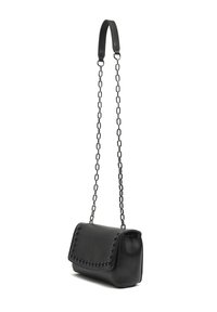 Černá kožená kabelka s texturovaným povrchem, řetízkovým popruhem a dekorativními cvočky na klopě. Kompaktní design se strukturovaným tvarem.