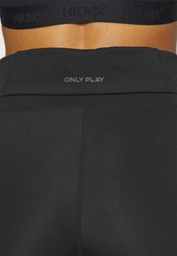 Czarne legginsy sportowe z szerokim pasem na którym znajduje się napis "ONLY PLAY" w odcieniu szarym. Gładki, elastyczny materiał o dopasowanym kroju.