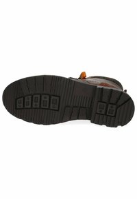 Bota de cuero marrón con parte superior de textil gris texturizado, suela de goma y un patrón de huella resistente. Presenta un acento naranja cerca del tobillo.