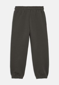 Σκούρα γκρι φόρμα από μαλακό ύφασμα, με ελαστική μέση και μανσέτες, σε σχεδιασμό με ίσια μπότα.