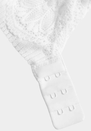 Brassière de encaje blanco con un patrón floral, que cuenta con una banda blanca suave y cinco cierres de gancho y ojal para un ajuste seguro.