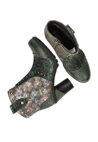 Enkellaarsjes van groen geperst leer, met kleurrijke bloemenstofpanelen, metalen studs, een rits aan de zijkant en een gestapelde hak.