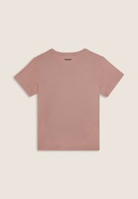 Camiseta de algodón rosa con mangas cortas y cuello redondo. Presenta un logo negro de "FREDDY" impreso en la parte superior de la espalda. Textura suave.