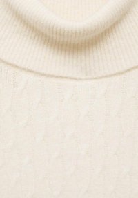 Pulover crem cu guler înalt din tricot cu model cu torsade, featuring un guler texturat, țesătură moale și o privire detaliată asupra modelului complicat.