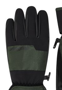 Czarna i ciemnozielona zimowa rękawica z teksturowanym uchwytem na palcach oraz logo "Protest" z tyłu, wyposażona w klips do mocowania.