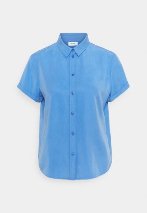 Kortemouwen blauwe overhemd met een kraag, voorzien van een knoopsluiting aan de voorkant en een zachte textuur. Ronde zoom met opgerolde mouwen, zonder patronen of accenten.