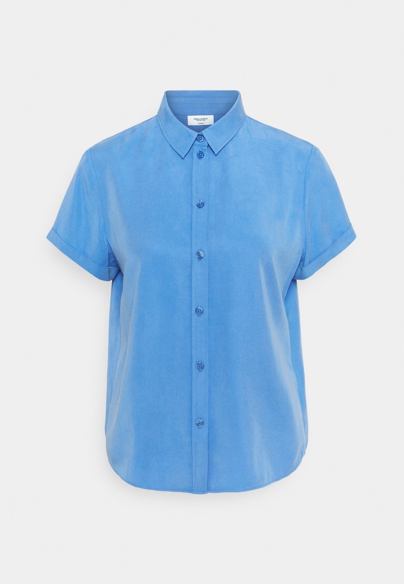 Niebieska koszula z krótkim rękawem i kołnierzykiem, z zapięciem na guziki z przodu oraz miękką fakturą. Okrągły dół z podwiniętymi rękawami, bez wzorów ani akcentów.